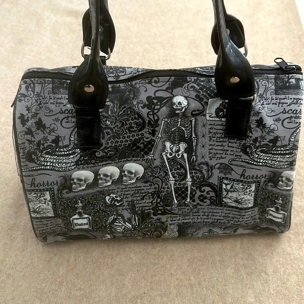 Y2K RARE SKULL 💀 POTION SATCHEL IN GREAT CONDITION - Picture 1 of 7